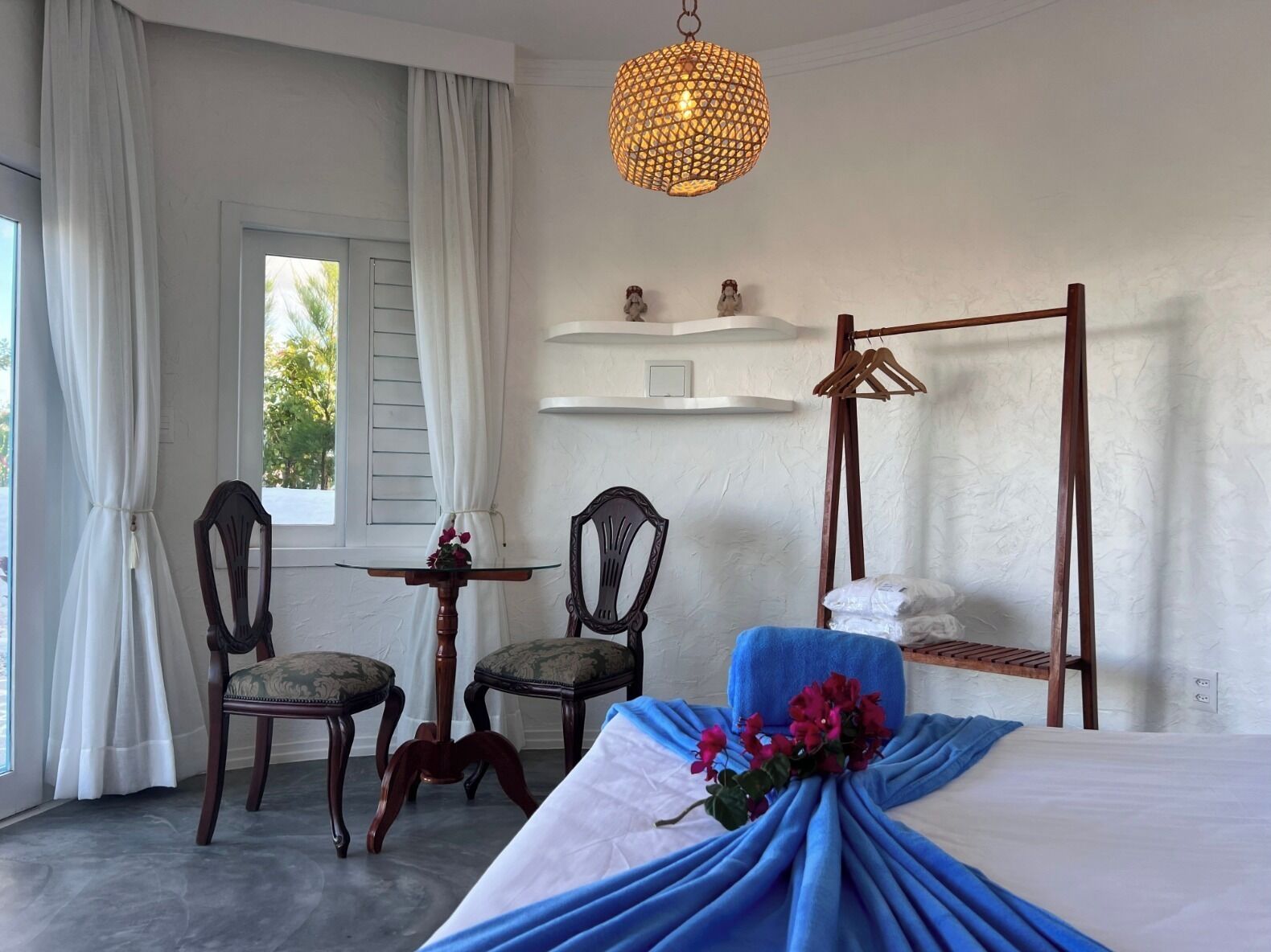 Standard Suite, Mountain View | In-room safe, blackout drapes, free WiFi