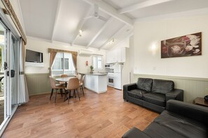 Deluxe Villa, Balcony, Mountain View | Living area