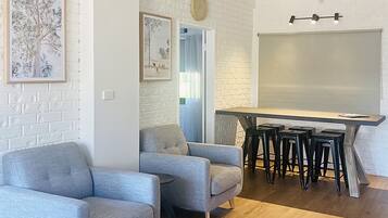 Apartamento, balcón, vistas a la montaña | Zona de estar