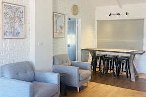 Appartement, balkon, uitzicht op bergen | Woonruimte | Televisie