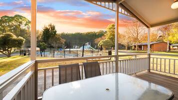 Villa, balcón, vistas a la montaña | Zona de estar