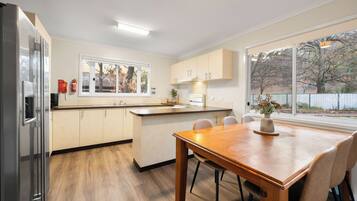 Casa familiar | Cocina privada | Frigorífico, microondas, placa de cocina y utensilios de cocina