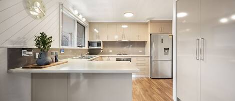 Casa, 2 habitaciones | Área de sala de estar | Televisión