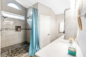 Shower, hair dryer, towels, soap - Home Away From Home - Lake Waco (Waco)