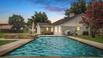 Una piscina al aire libre