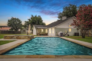 Una piscina al aire libre
