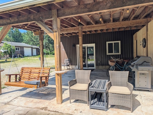 Private, Peaceful Country Escape with pond, firepit, BBQ and outdoor space