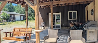 Private, Peaceful Country Escape with pond, firepit, BBQ and outdoor space