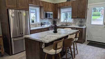 雪櫃、微波爐、焗爐、爐具