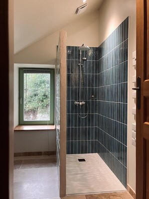 Douche, sèche-cheveux, serviettes fournies, papier toilette