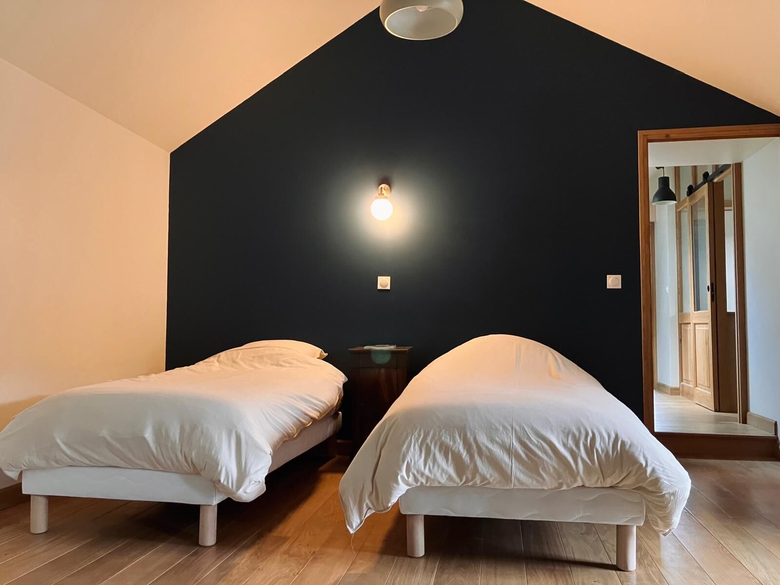 Tabla de planchar con plancha, wifi y ropa de cama 