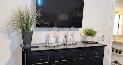 Shades of Gray Elegant 1BR King Condo, 3rd Floor,Lanai - Clothing Optional