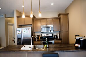 Four Ă micro-ondes, un four, surface de cuisson, lave-vaisselle