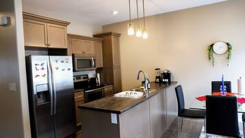 Microondas, horno, placa de cocina y lavavajillas