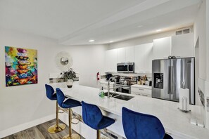 Fridge, microwave, oven, stovetop - Beachside Bliss Getaway Pool, Tiki Hut & bar (Fort Lauderdale)