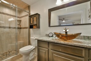 Shower, hair dryer, towels, soap - Spacious Resort-Style Escape in Oklahoma City (Oklahoma City)