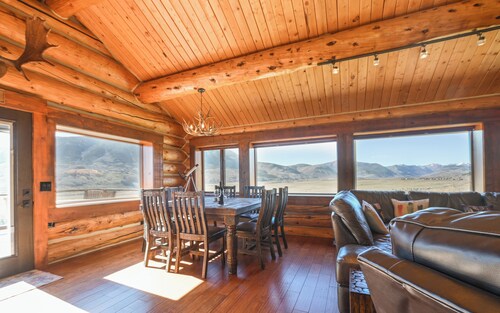 NEW! Private Mountain Retreat with Panoramic Views & Firepit