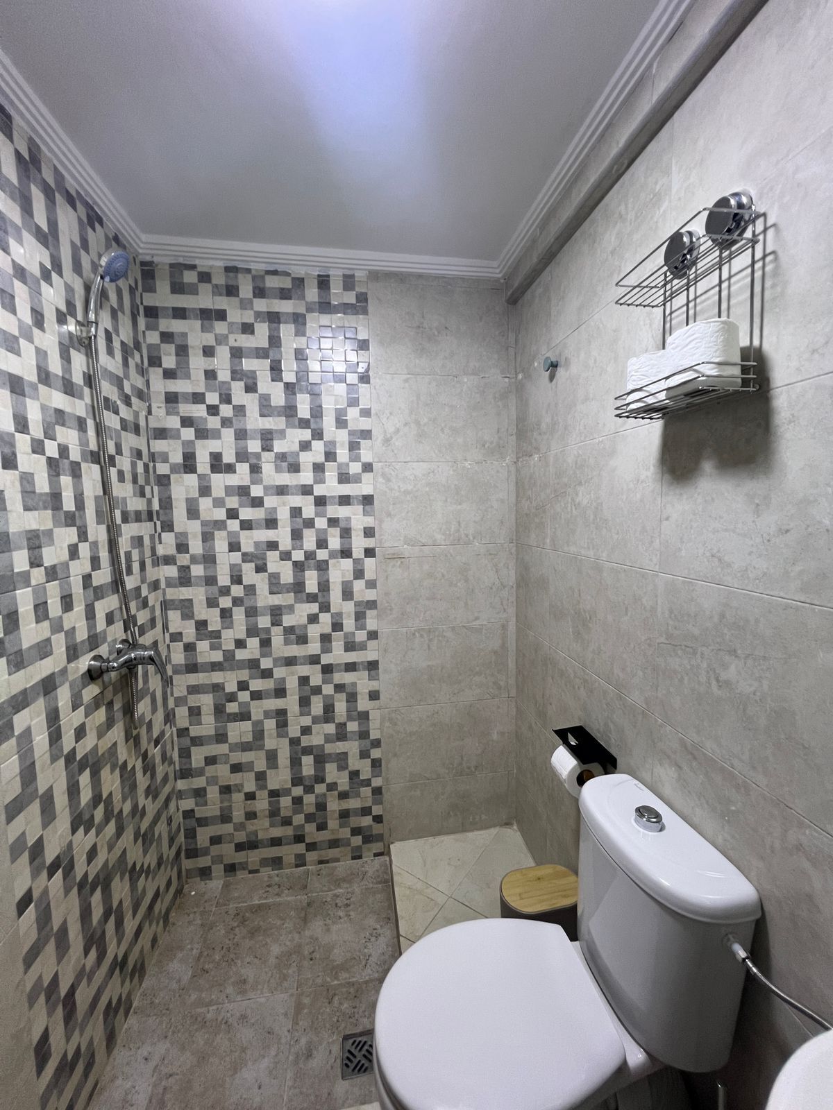 Secador de pelo, toallas, jabón, papel higiénico