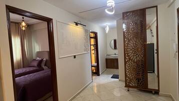 2 室のベッドルーム、アイロン / アイロン台、WiFi、ベッドシーツ