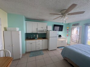 Free WiFi, bed sheets, wheelchair access - Oceanfront Studio w/kitchen, balcony, 2 pools, fitness room, direct beach access (Daytona Beach)
