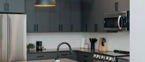 Réfrigérateur, micro-ondes, four, plaque de cuisson