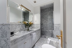 Douche, séchoir à cheveux, serviettes fournies