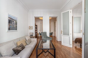 TV - Waou Sol VII - Short Term Rental (Madrid)