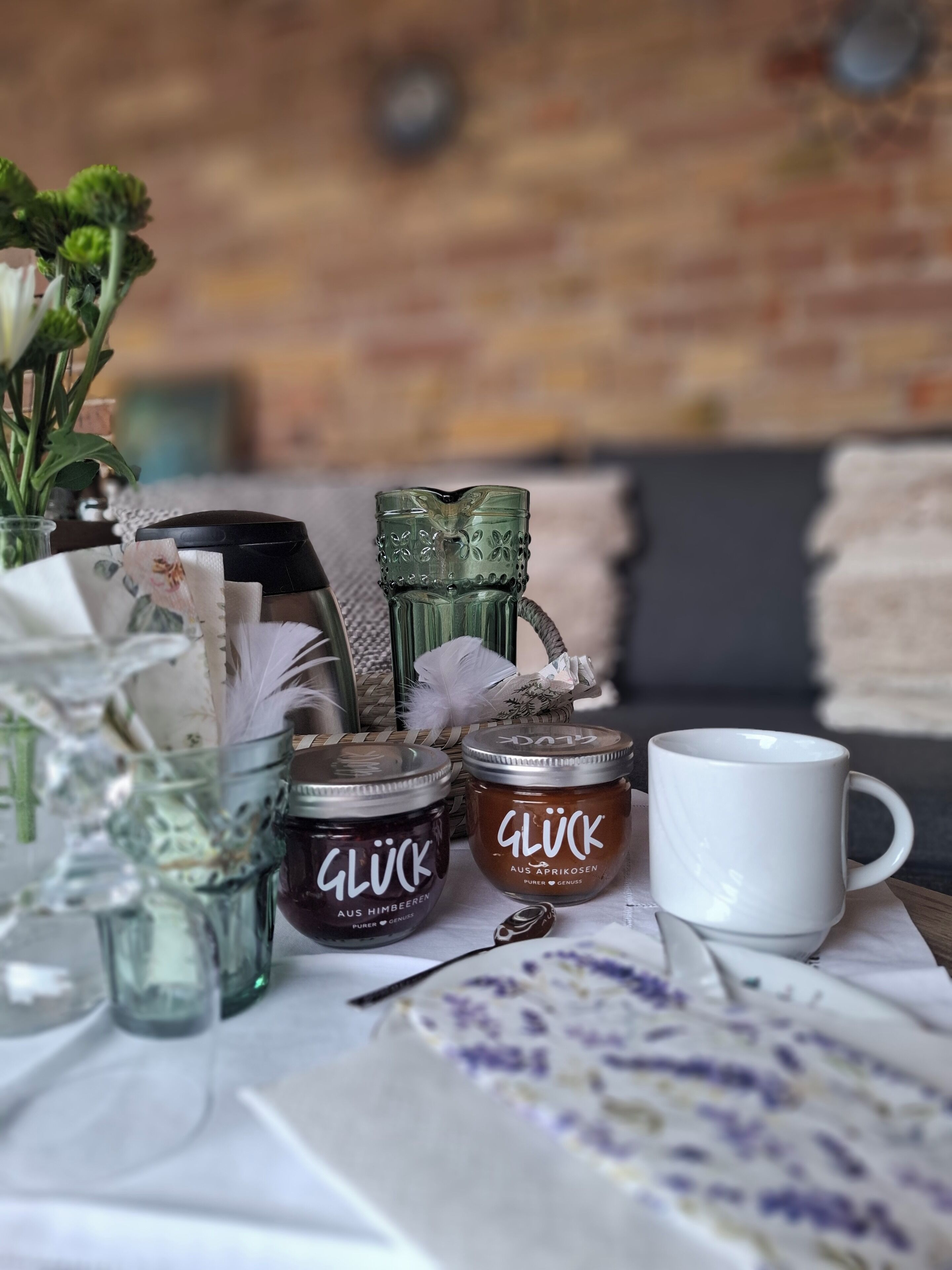 Une table avec deux bocaux étiquetés « GLUCK » et une tasse blanche.