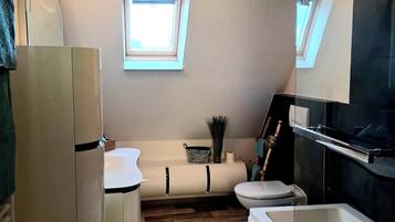 Een haardroger, handdoeken, zeep, toiletpapier