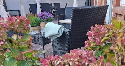 Altstadtdomizil mit Garten & FrĂŒhstĂŒcksglĂŒck â Ihre kleine Auszeit in Neukloster