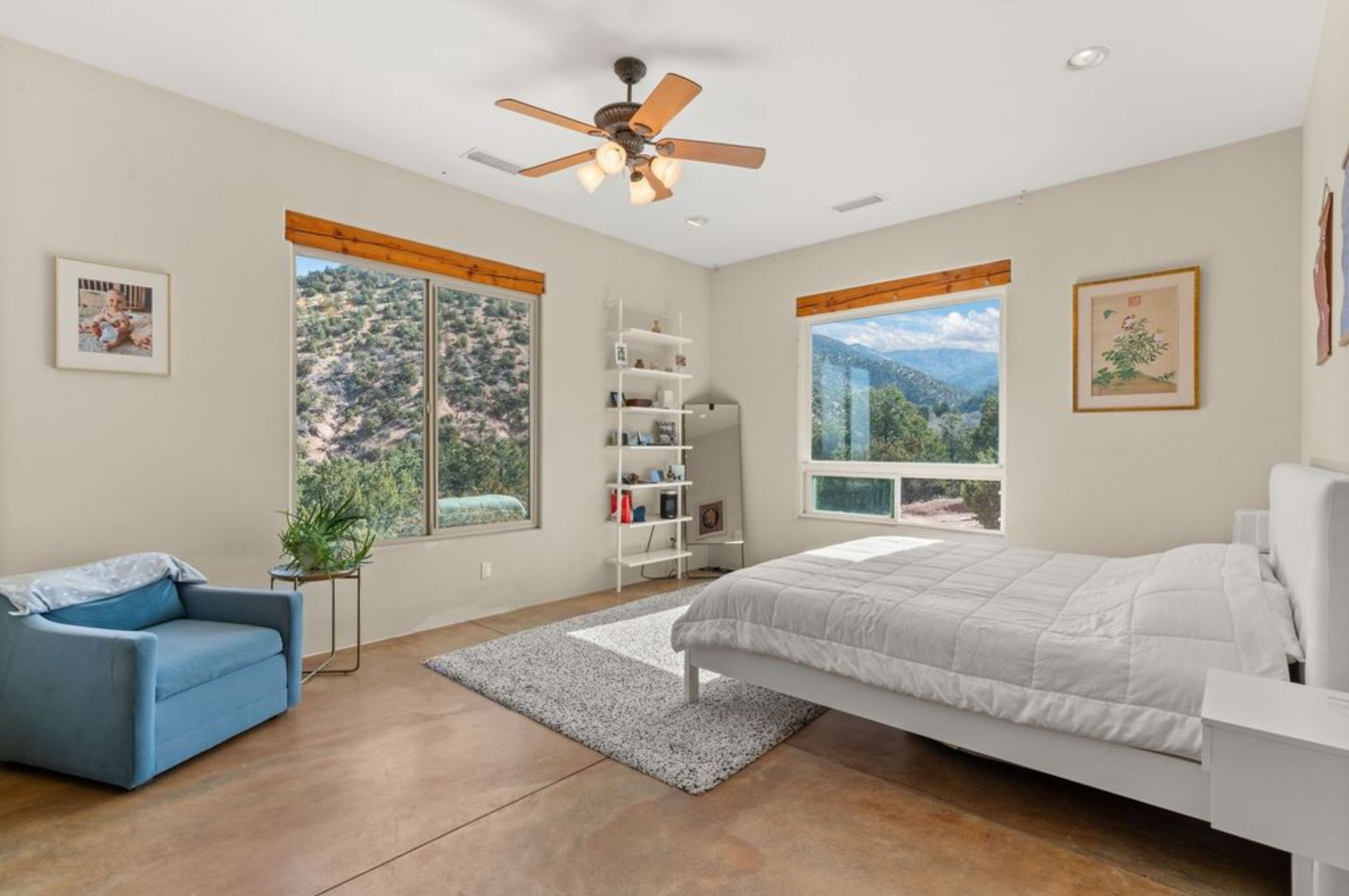 3 habitaciones, tabla de planchar con plancha, wifi y ropa de cama 