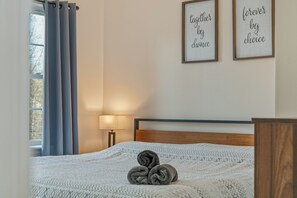 5 habitaciones, tabla de planchar con plancha y ropa de cama 