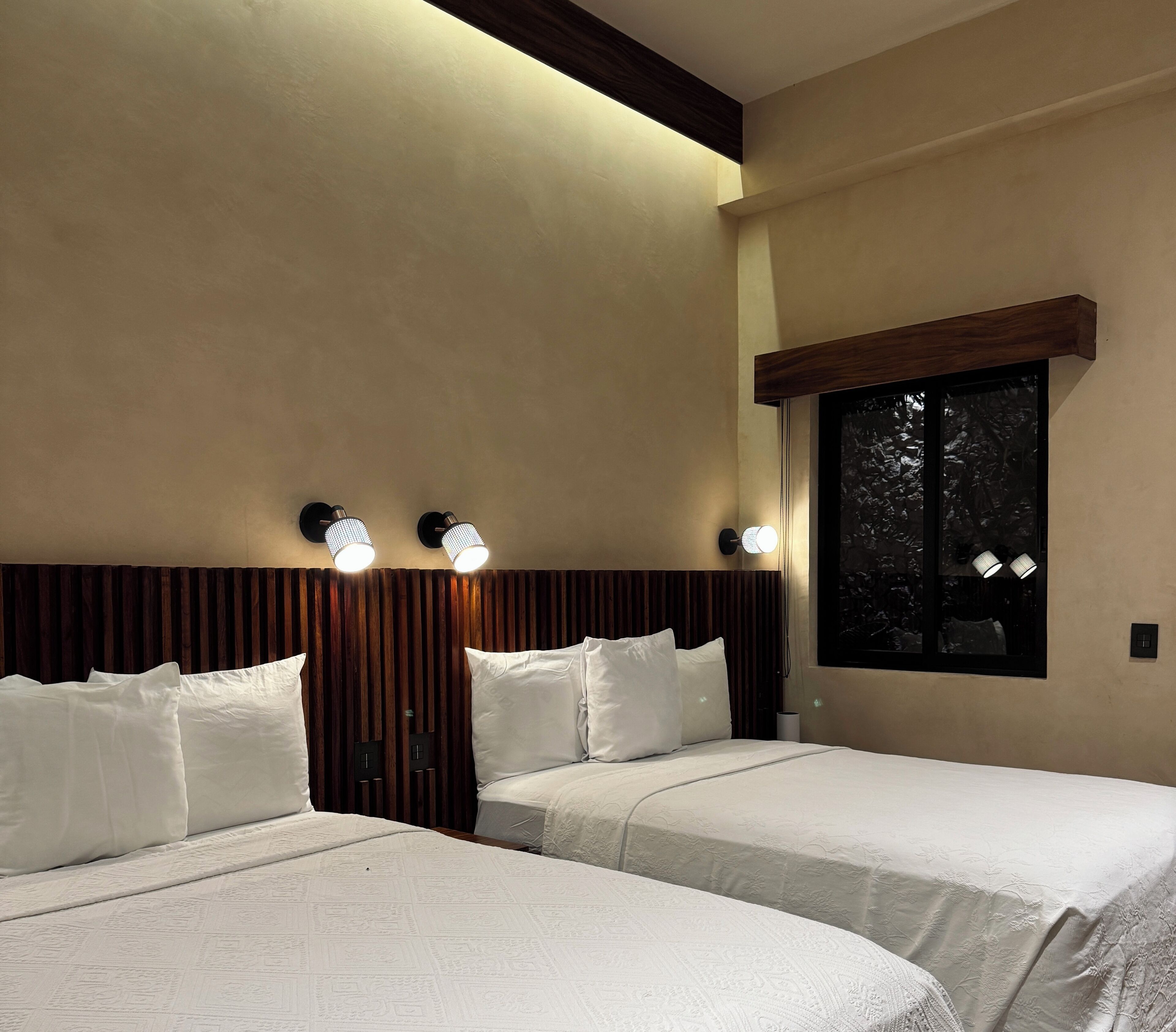 Luxe vierpersoonskamer, uitzicht op zwembad | Gratis wifi