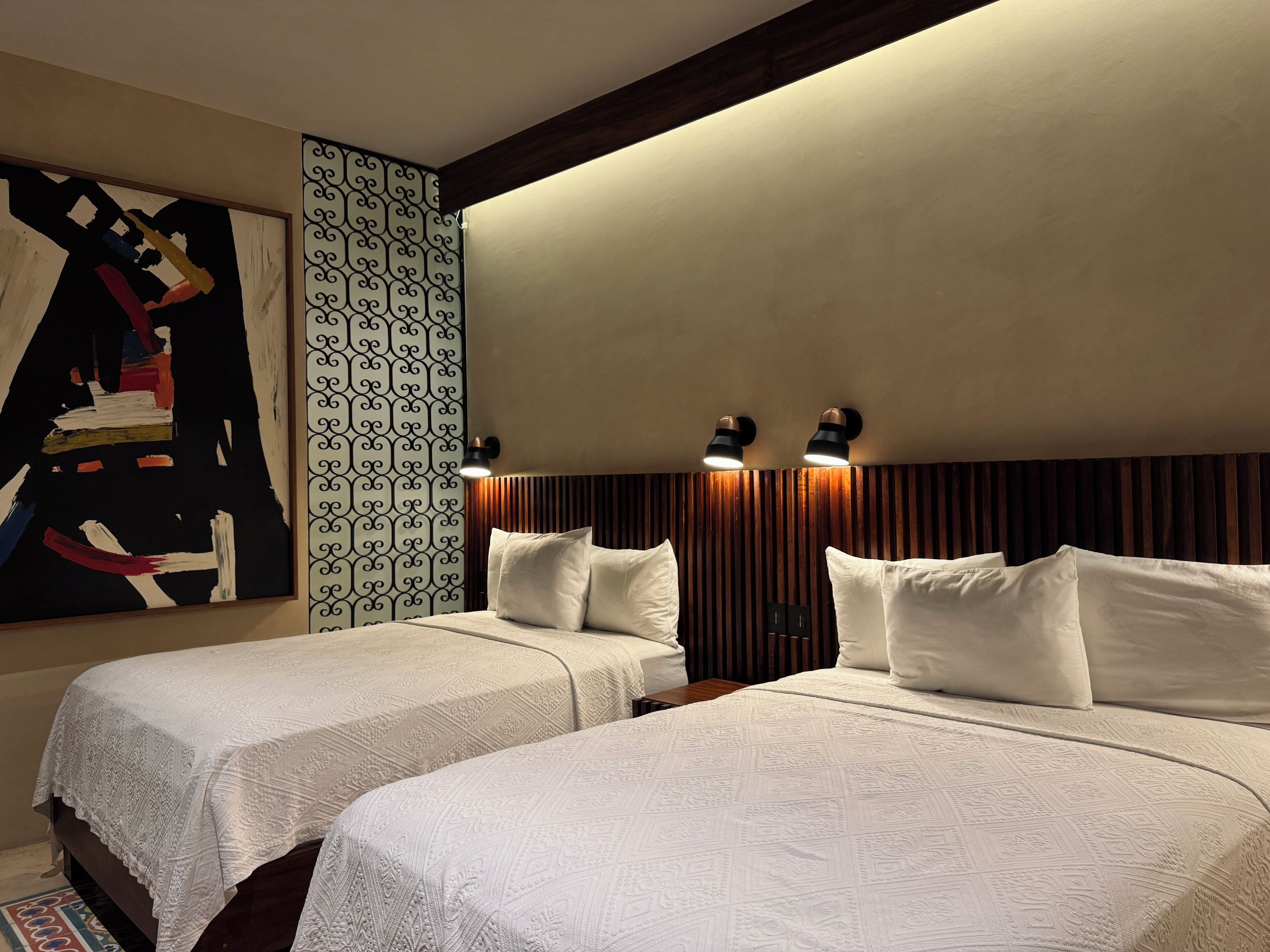 Luxe vierpersoonskamer, uitzicht op zwembad | Gratis wifi