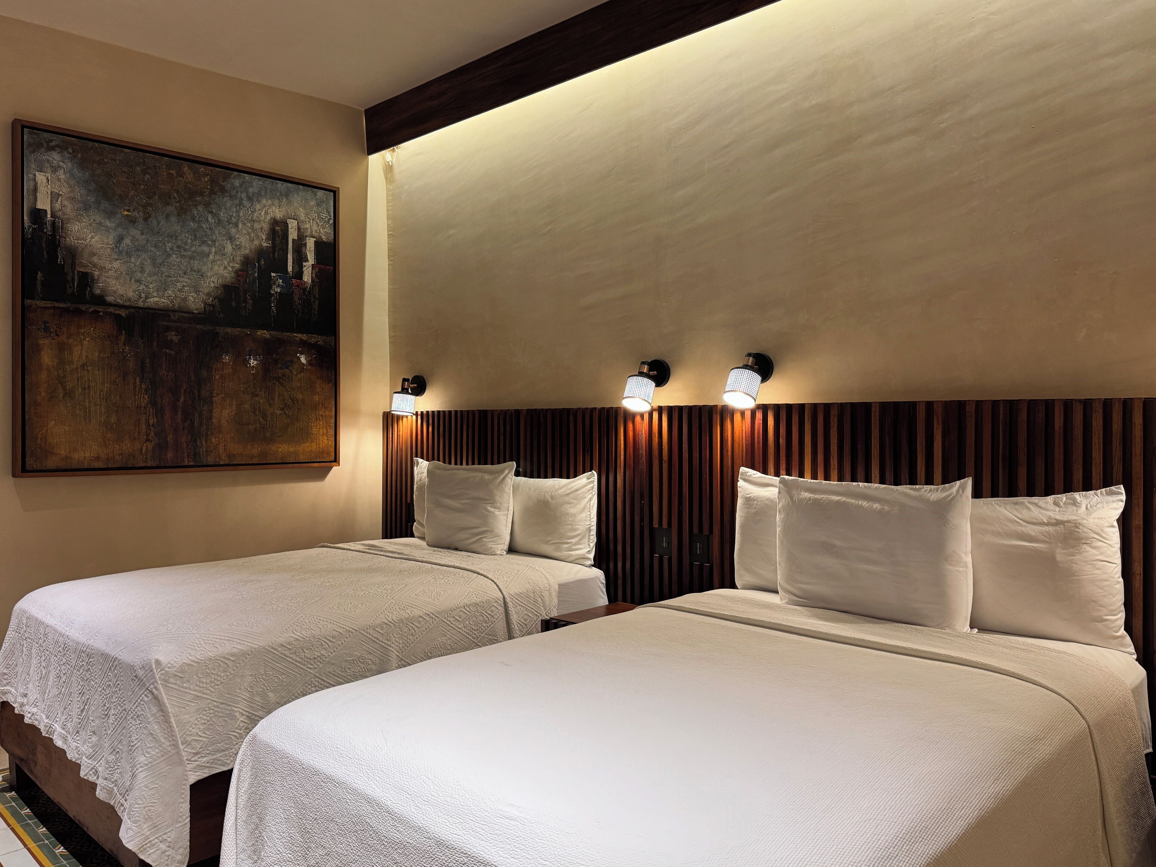 Luxe vierpersoonskamer, uitzicht op zwembad | Gratis wifi