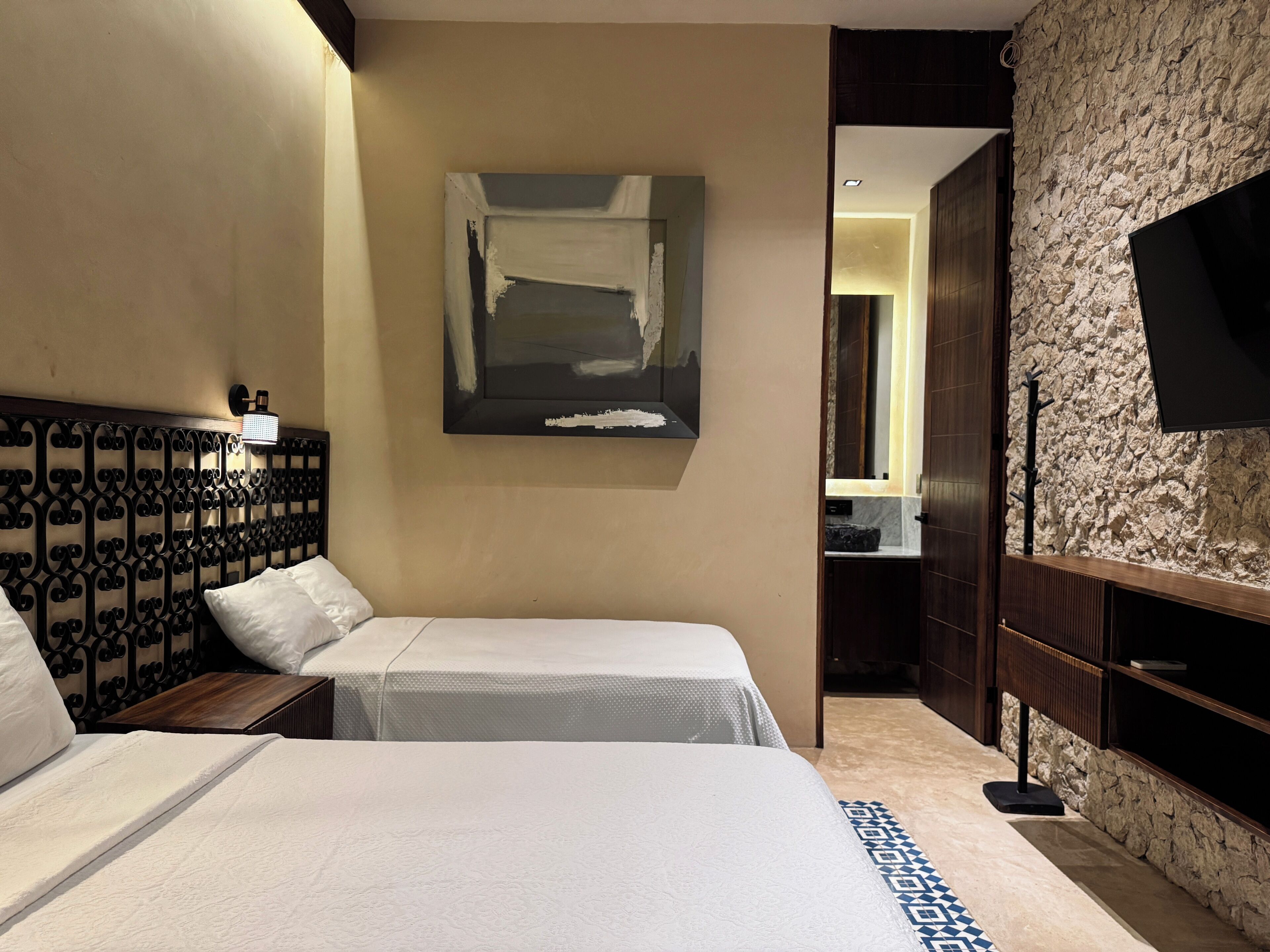 Luxe driepersoonskamer, uitzicht op zwembad | Gratis wifi