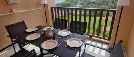 屋外ダイニングエリア