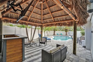 Terrace/patio - Chic Spacious 1br Getaway Pool &Tiki Bar Steps to the beach (Fort Lauderdale)