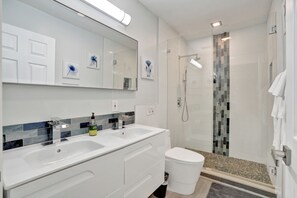 タオル、石鹸、シャンプー、トイレットペーパー