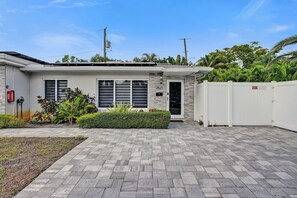 Exterior - Chic Spacious 1br Getaway Pool &Tiki Bar Steps to the beach (Fort Lauderdale)