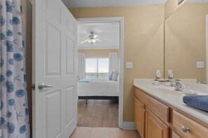 2 bedrooms, iron/ironing board, travel cot, free WiFi - Beachfront 4th of July Getaway + Resort Amenities (Gulf Shores)