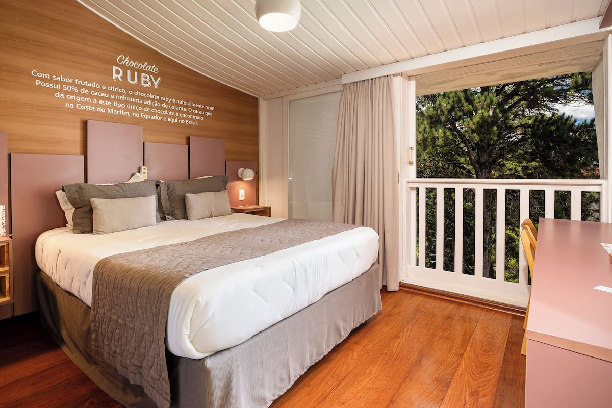 Svit Premium - 1 queensize-säng - utsikt mot trädgården | Duntäcken, bäddmadrasser, minibar och värdeförvaringsskåp på rummet