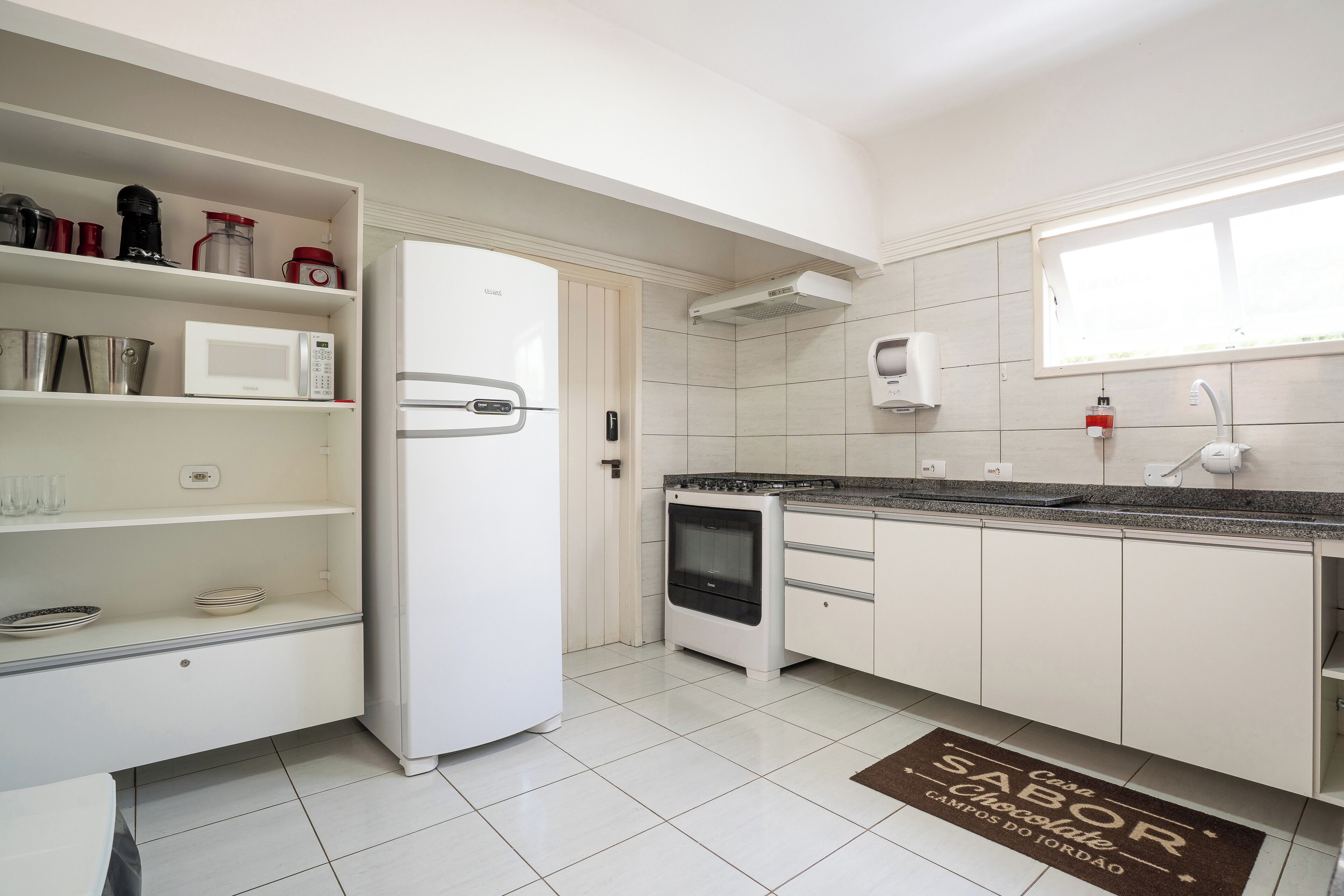 Stort kylskåp, mikrovågsugn, ugn och kaffe- och tebryggare