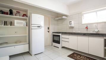 Stort kylskÄp, mikrovÄgsugn, ugn och kaffe- och tebryggare