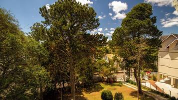 Suite – premium, 1 queensize-seng, hageutsikt | Utsikt fra rommet