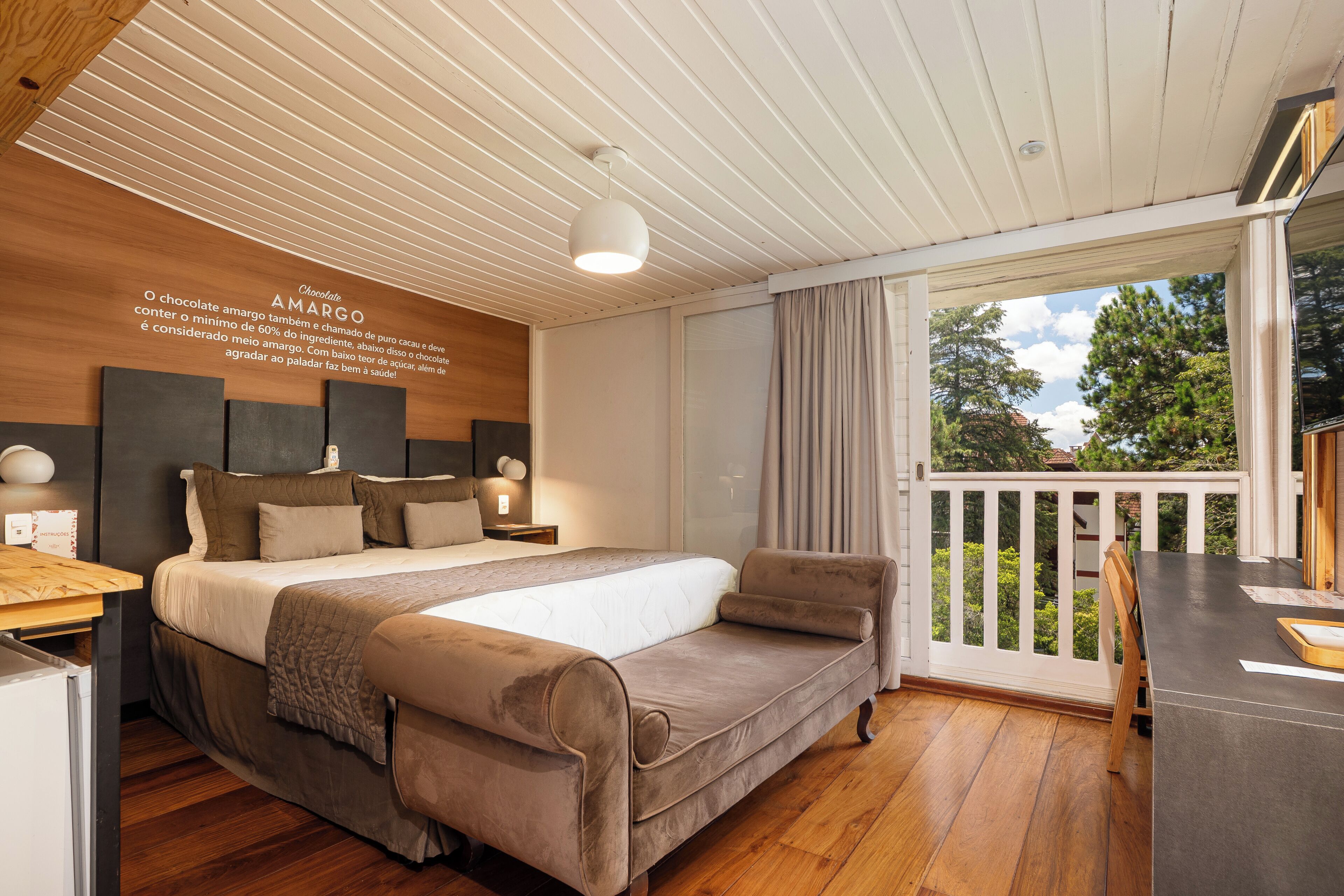 Svit Premium - 1 queensize-säng - utsikt mot trädgården | Duntäcken, bäddmadrasser, minibar och värdeförvaringsskåp på rummet