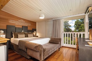 Svit Premium - 1 queensize-säng - utsikt mot trädgården | Duntäcken, bäddmadrasser, minibar och värdeförvaringsskåp på rummet