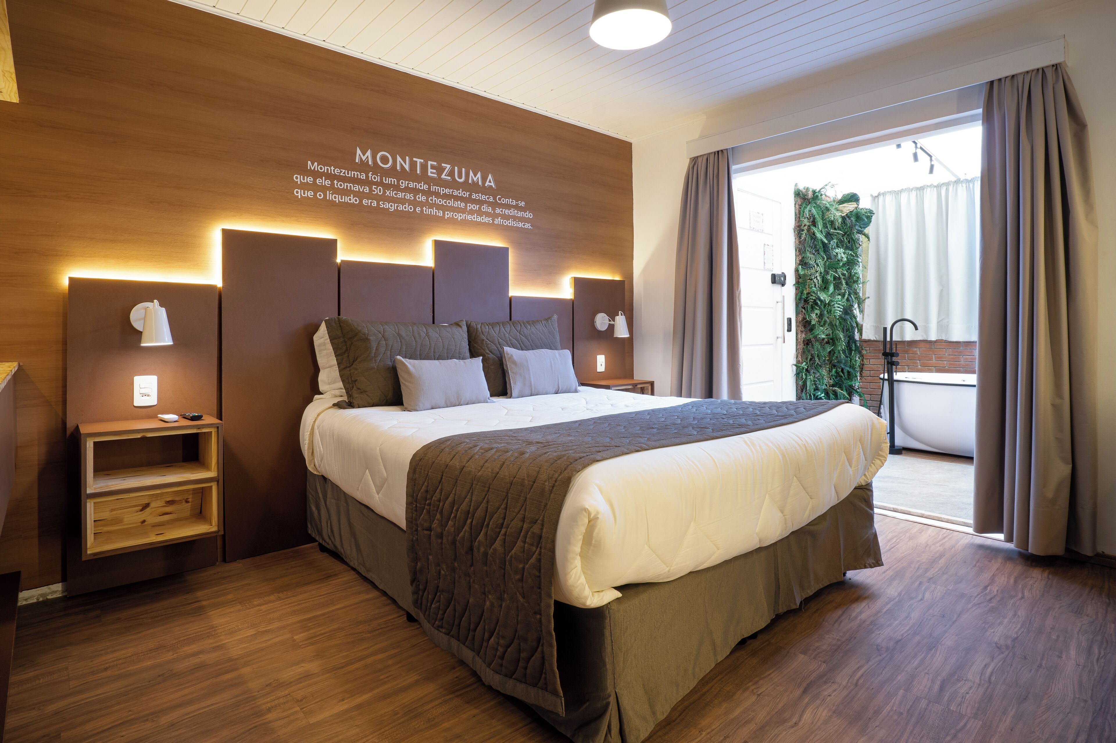 Svit Premium - 1 queensize-säng - bubbelbad - utsikt mot innergården | Duntäcken, bäddmadrasser, minibar och värdeförvaringsskåp på rummet