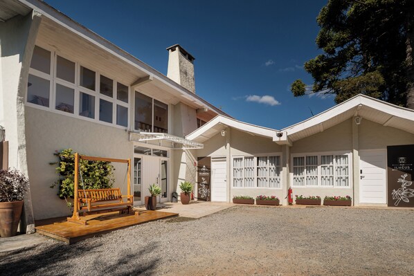 Courtyard - Casa Sabor Chocolate - Bed and Breakfast (Campos do Jordão)
