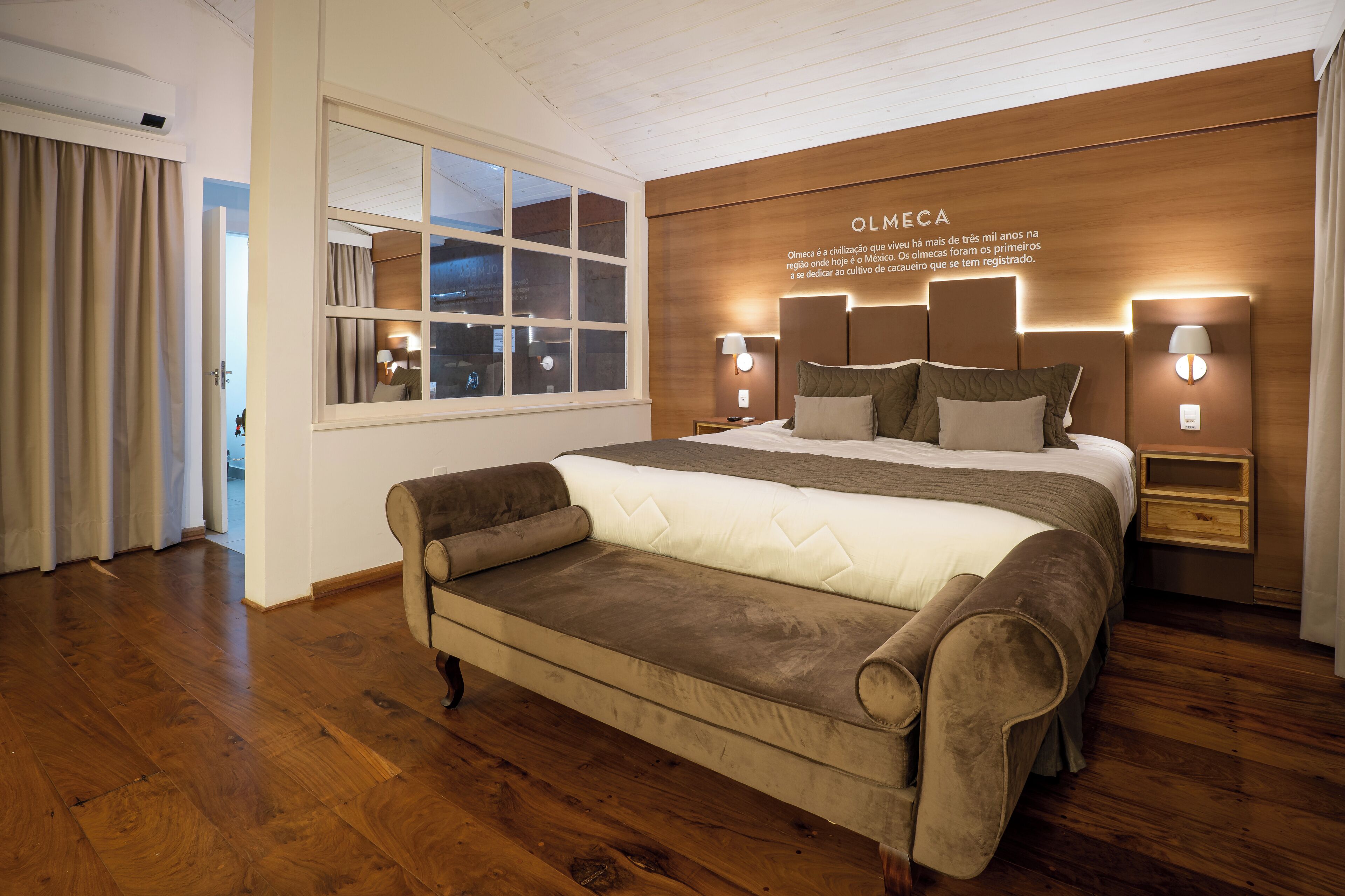 Svit Premium - 1 kingsize-säng - bubbelbad - utsikt mot innergården | Duntäcken, bäddmadrasser, minibar och värdeförvaringsskåp på rummet